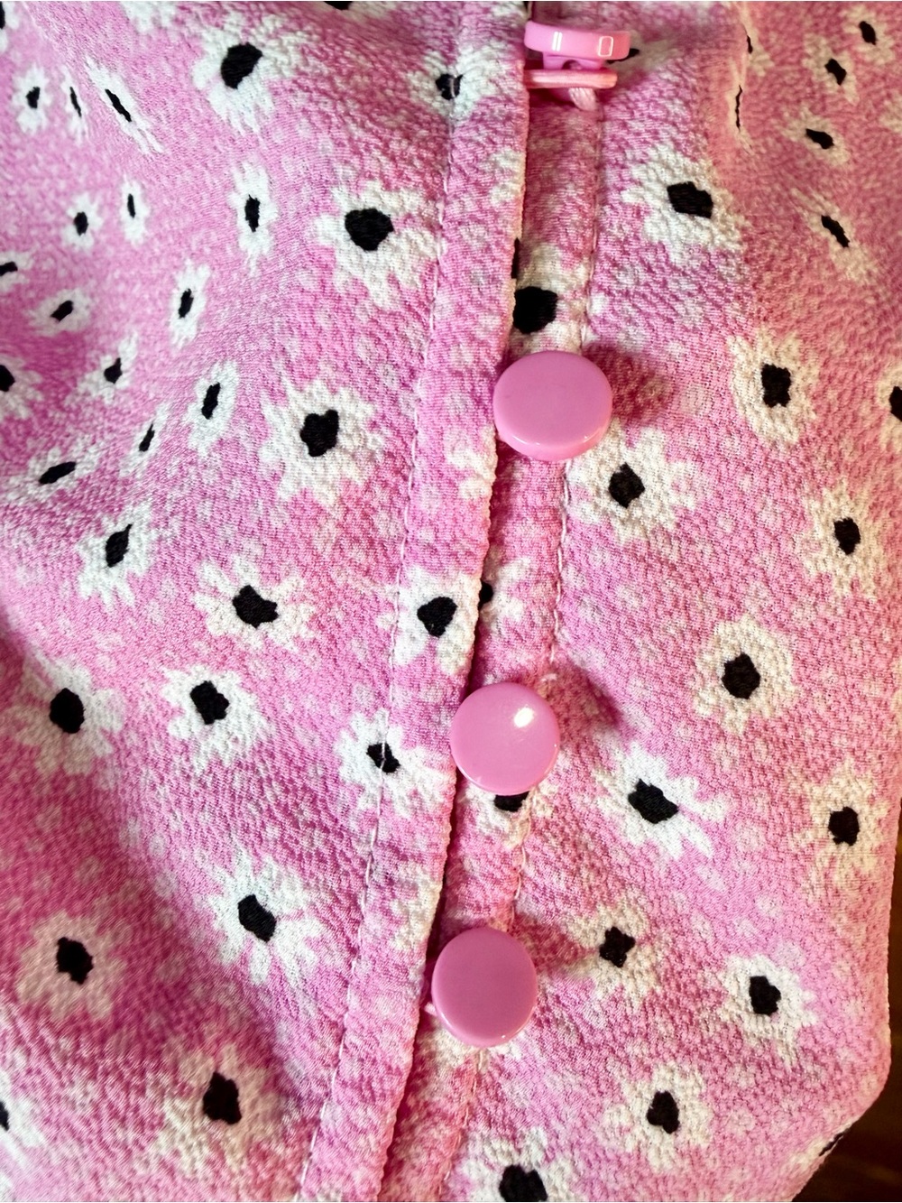 CeCe Pink Daisy-Print V-Neck Button Front Blouse Size Small 💕🖤🌸 - Picture 5 of 8
